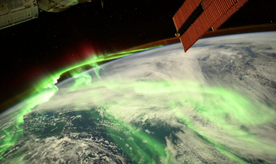 Astronaut captures stunning photos of an aurora above Earth